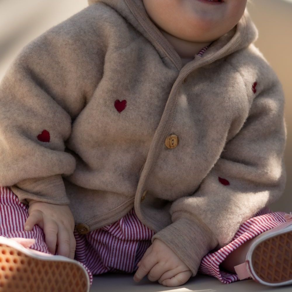 Wollfleece-Jacke mit Herzchen in Sand – Limited Edition