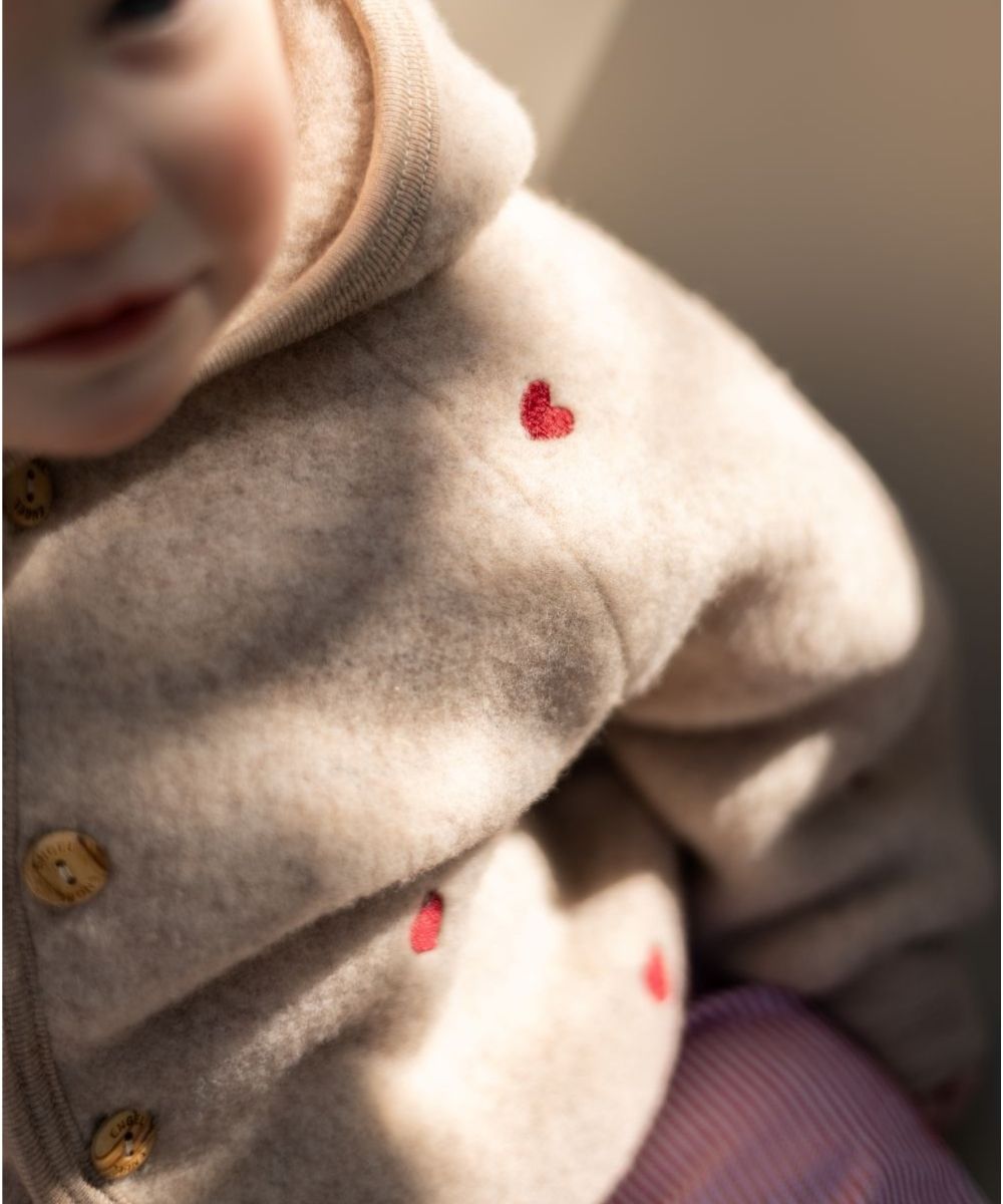 Wollfleece-Jacke mit Herzchen in Sand – Limited Edition