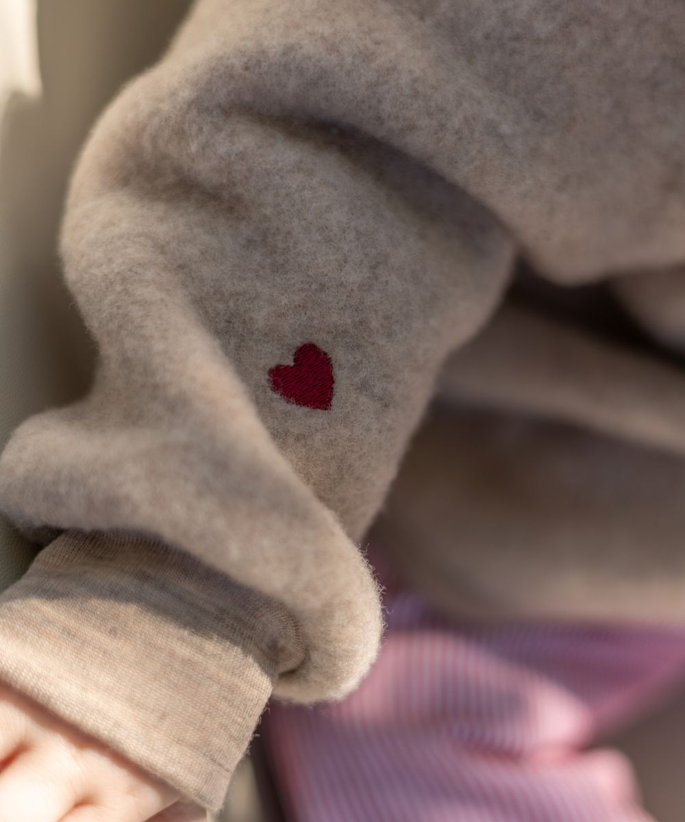Wollfleece-Jacke mit Herzchen in Sand – Limited Edition